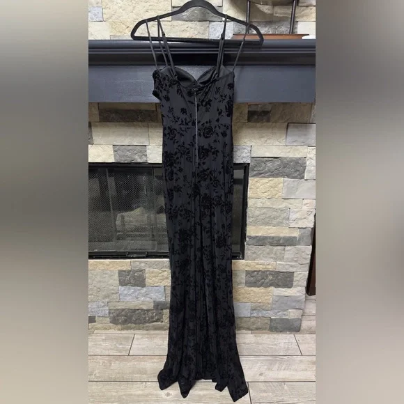 Windsor Elegant Black maxi dress with zipper back. - Picture 3 of 5